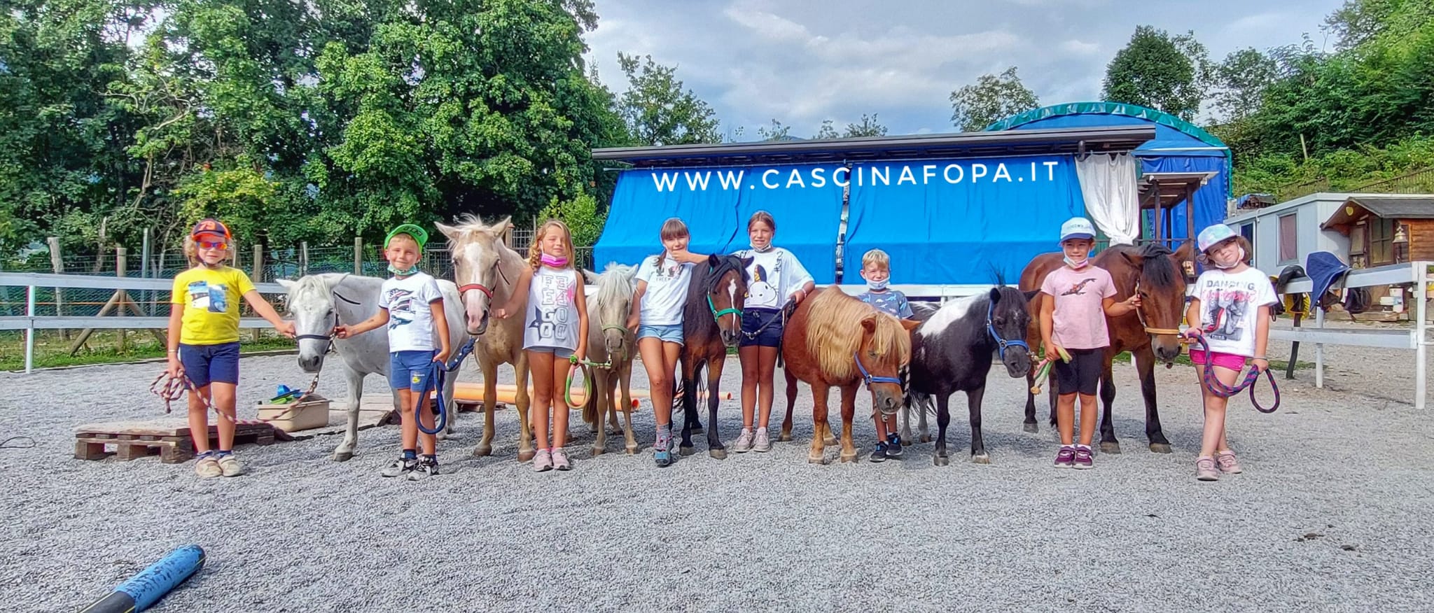 passeggiata nel bosco con pony e bambini