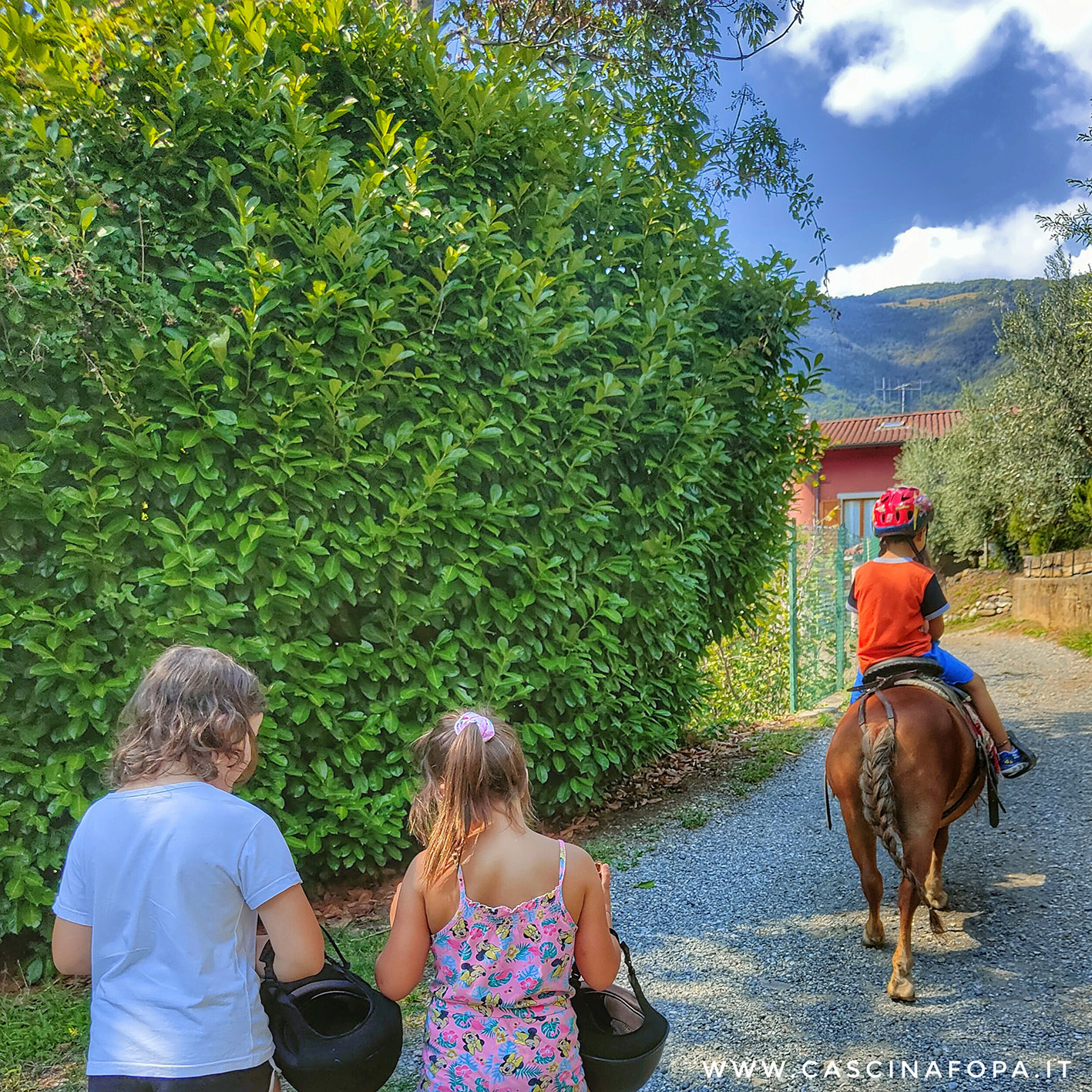 bambini cavalcano pony